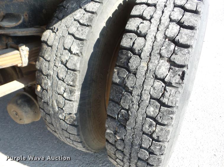 image for item K6287 1998 International 4700 chipper truck