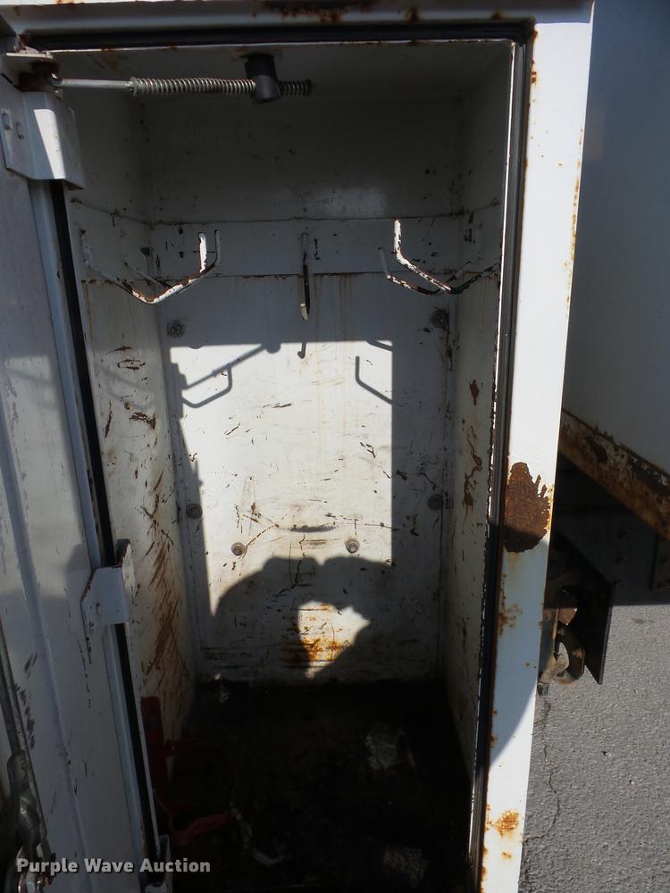 image for item K6287 1998 International 4700 chipper truck