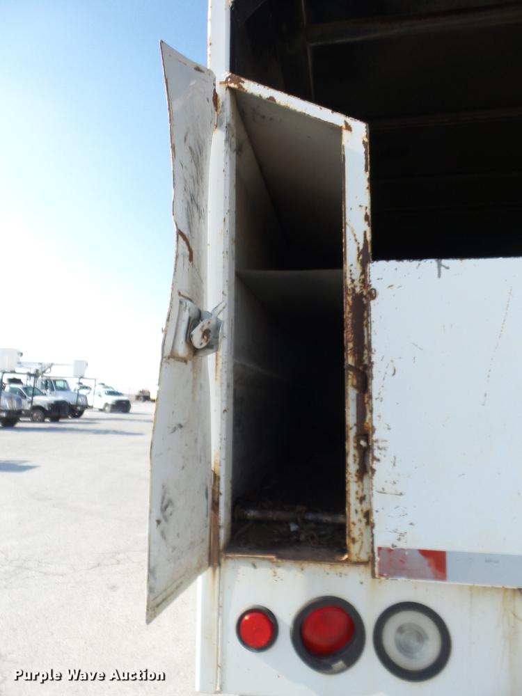 image for item K6287 1998 International 4700 chipper truck