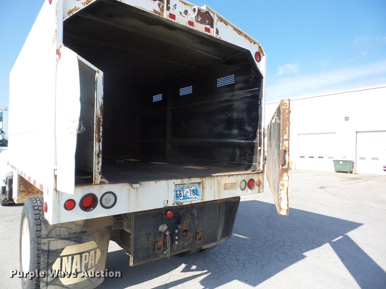 image for item K6287 1998 International 4700 chipper truck