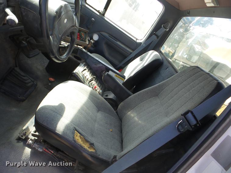 image for item AY9578 1992 Ford F350 applicator truck
