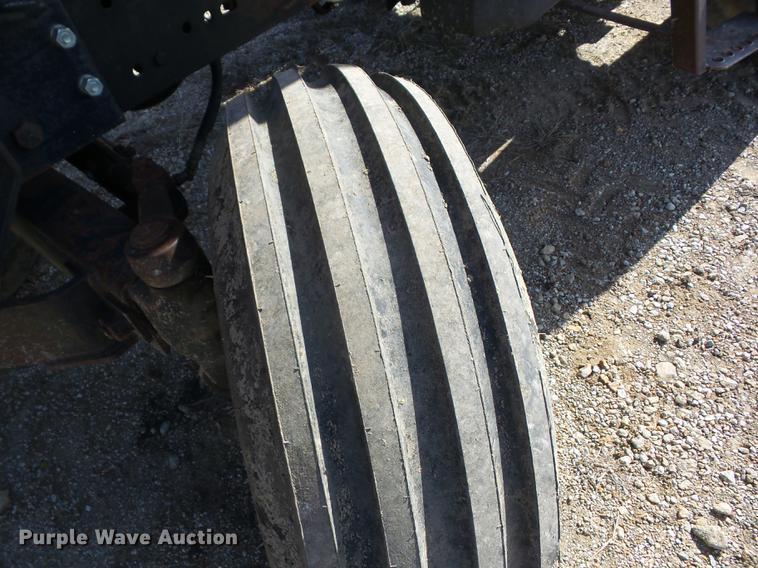 image for item AY9587 1983 Allis Chalmers 8010 tractor