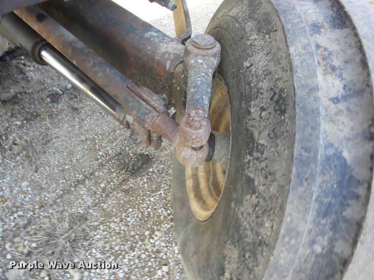 image for item AY9587 1983 Allis Chalmers 8010 tractor