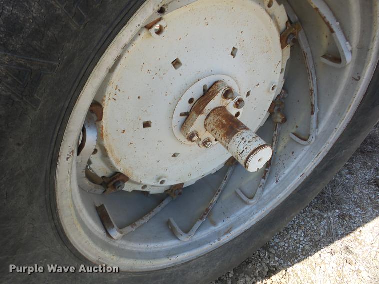 image for item AY9587 1983 Allis Chalmers 8010 tractor