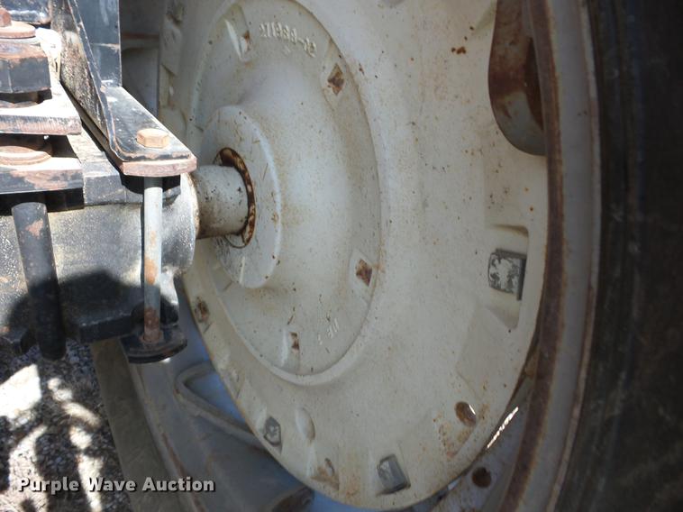 image for item AY9587 1983 Allis Chalmers 8010 tractor