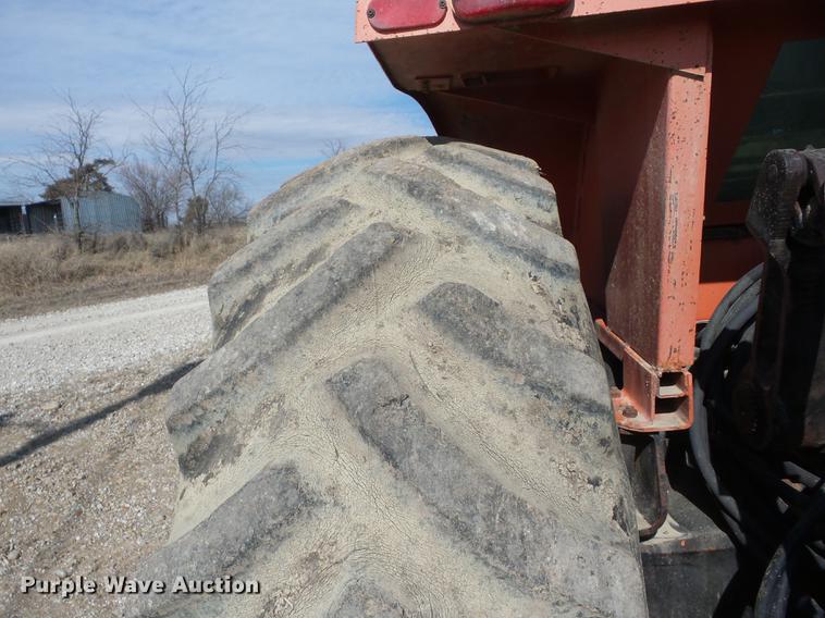 image for item AY9587 1983 Allis Chalmers 8010 tractor