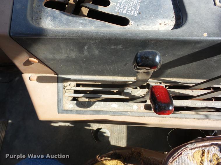 image for item AY9587 1983 Allis Chalmers 8010 tractor