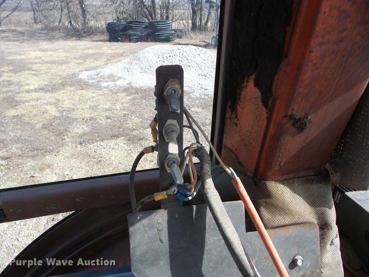 image for item AY9587 1983 Allis Chalmers 8010 tractor