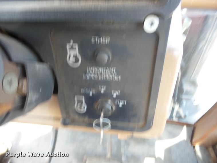 image for item AY9587 1983 Allis Chalmers 8010 tractor