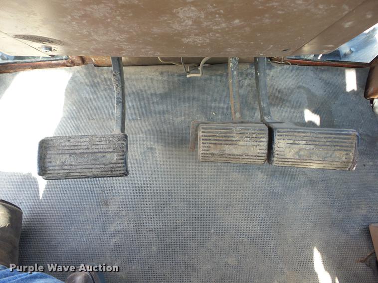 image for item AY9587 1983 Allis Chalmers 8010 tractor