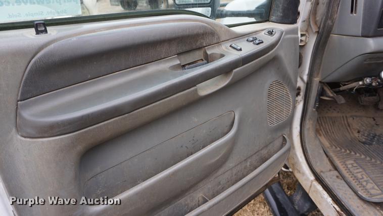 image for item DB0467 2004 Ford F350 Super Duty bale bed pickup truck