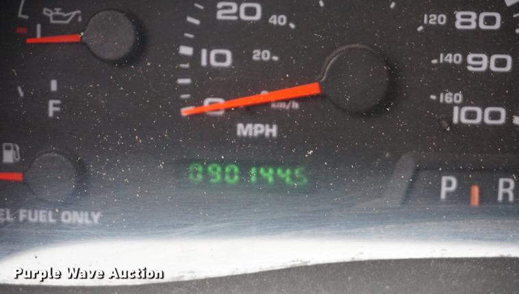 image for item DB0467 2004 Ford F350 Super Duty bale bed pickup truck