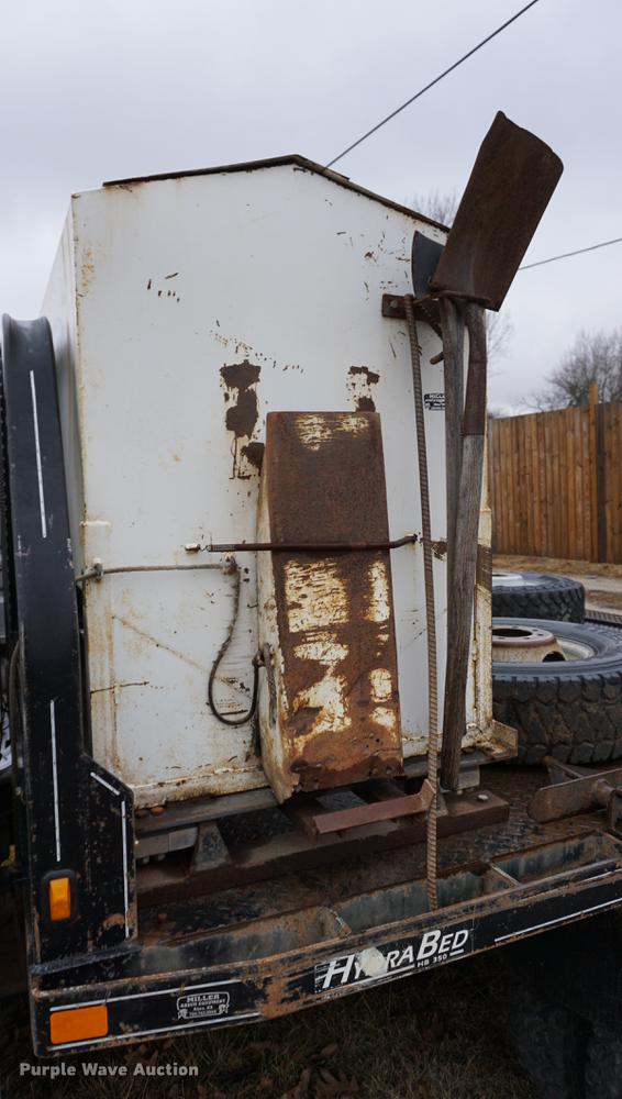 image for item DB0467 2004 Ford F350 Super Duty bale bed pickup truck