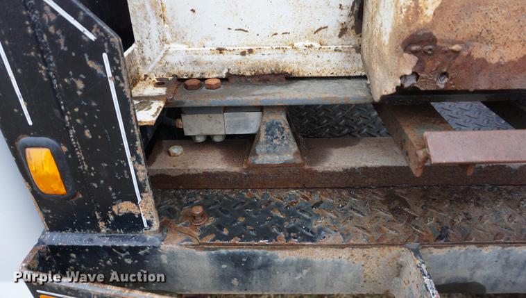 image for item DB0467 2004 Ford F350 Super Duty bale bed pickup truck