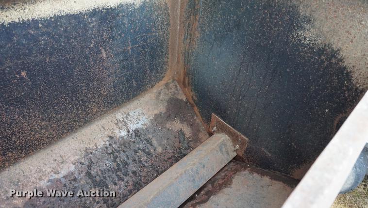 image for item DB0467 2004 Ford F350 Super Duty bale bed pickup truck