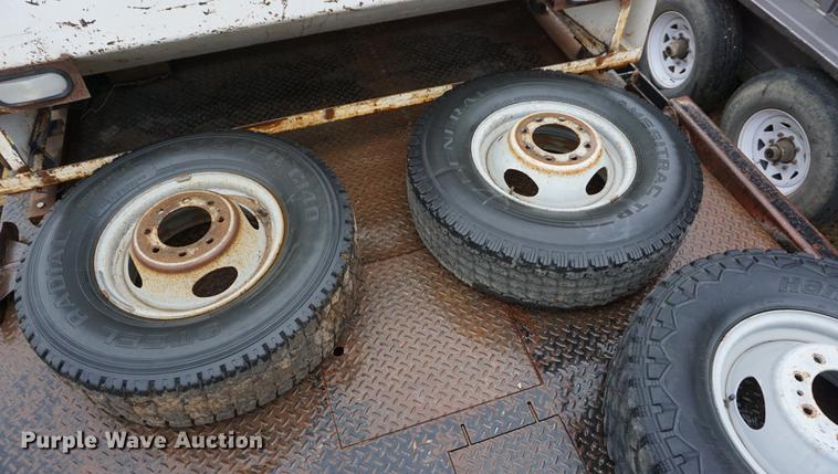 image for item DB0467 2004 Ford F350 Super Duty bale bed pickup truck