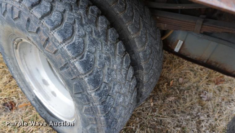 image for item DB0467 2004 Ford F350 Super Duty bale bed pickup truck