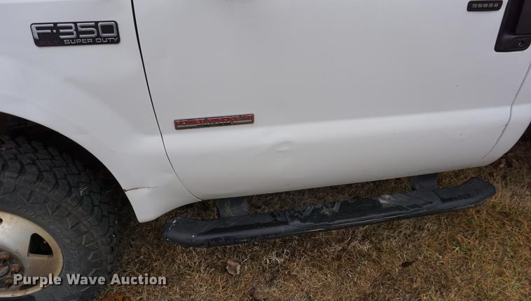 image for item DB0467 2004 Ford F350 Super Duty bale bed pickup truck