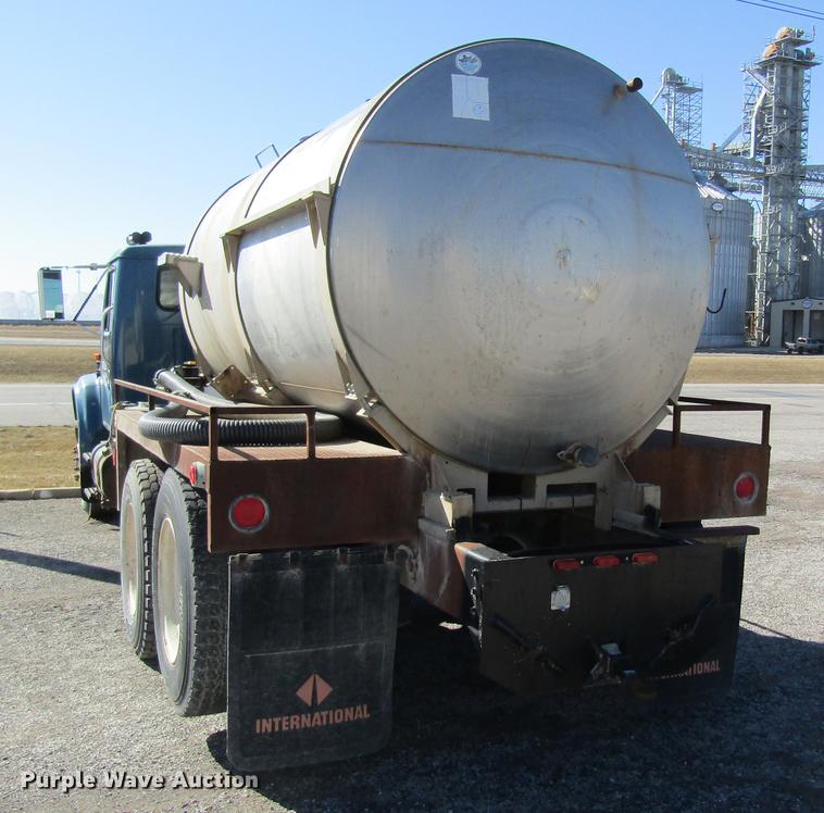 image for item DB5960 1991 International 4900 nurse tank truck