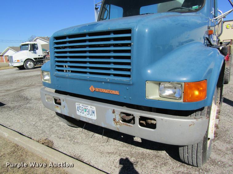 image for item DB5960 1991 International 4900 nurse tank truck