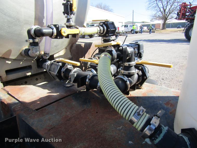 image for item DB5960 1991 International 4900 nurse tank truck