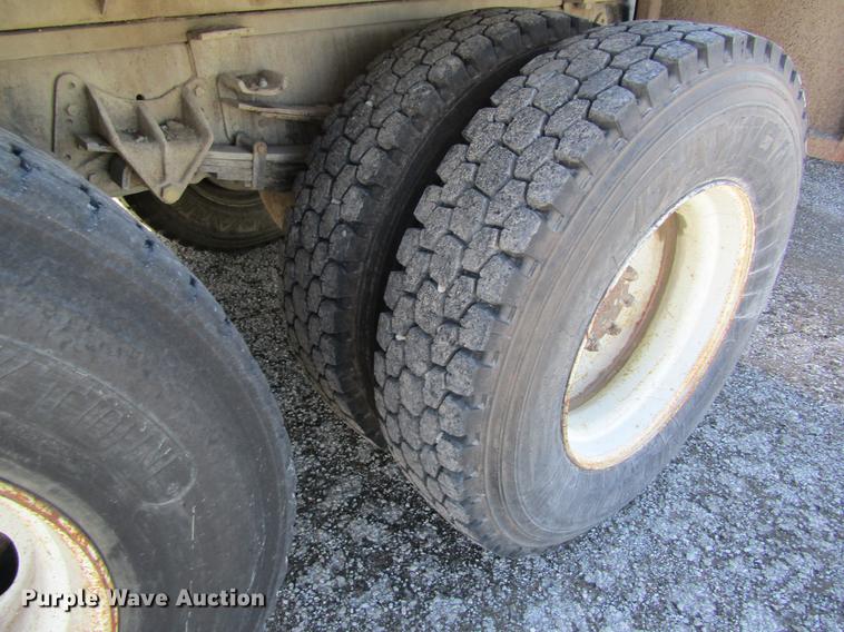 image for item DB5960 1991 International 4900 nurse tank truck