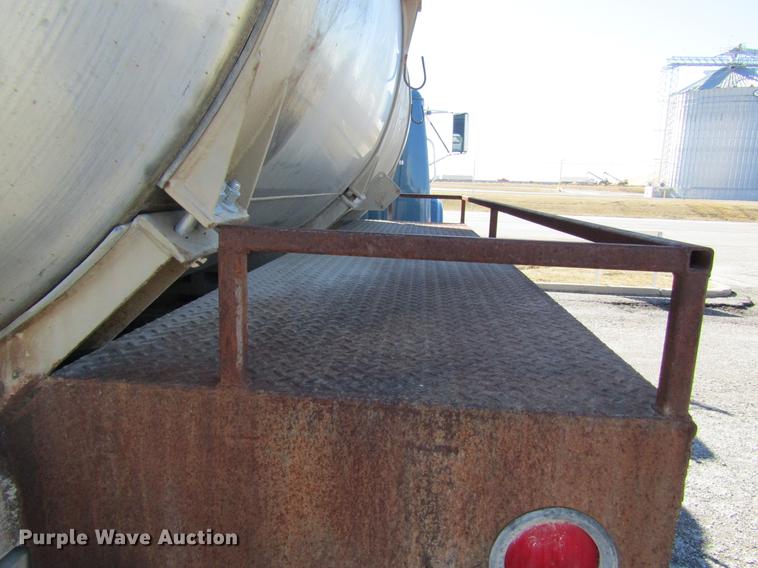 image for item DB5960 1991 International 4900 nurse tank truck