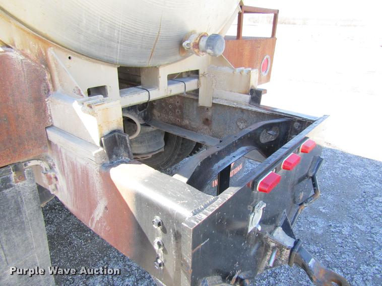 image for item DB5960 1991 International 4900 nurse tank truck