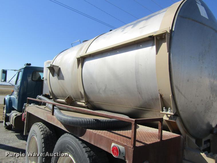 image for item DB5960 1991 International 4900 nurse tank truck