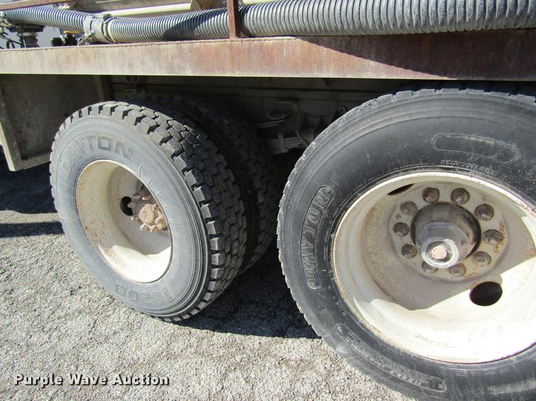 image for item DB5960 1991 International 4900 nurse tank truck