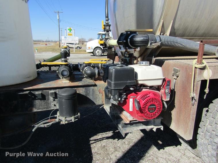 image for item DB5960 1991 International 4900 nurse tank truck