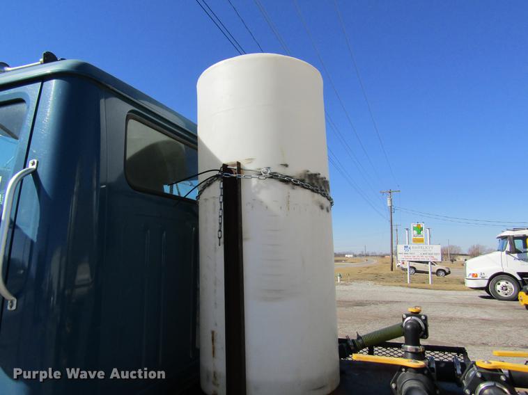 image for item DB5960 1991 International 4900 nurse tank truck