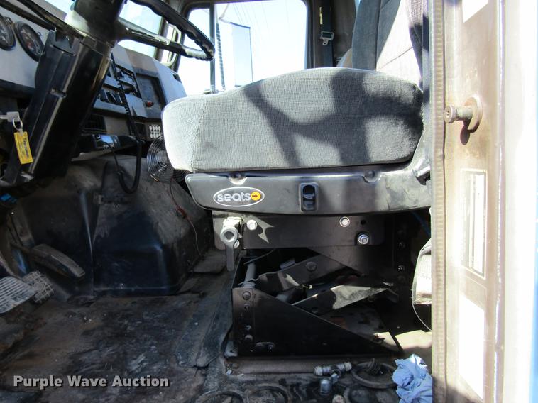 image for item DB5960 1991 International 4900 nurse tank truck