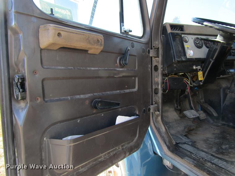 image for item DB5960 1991 International 4900 nurse tank truck