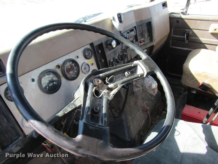 image for item DB5960 1991 International 4900 nurse tank truck