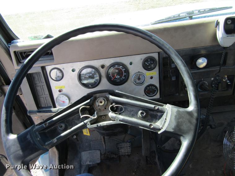 image for item DB5960 1991 International 4900 nurse tank truck