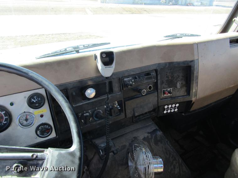 image for item DB5960 1991 International 4900 nurse tank truck