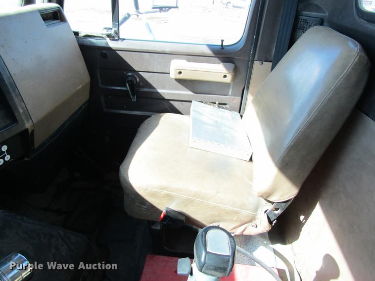 image for item DB5960 1991 International 4900 nurse tank truck