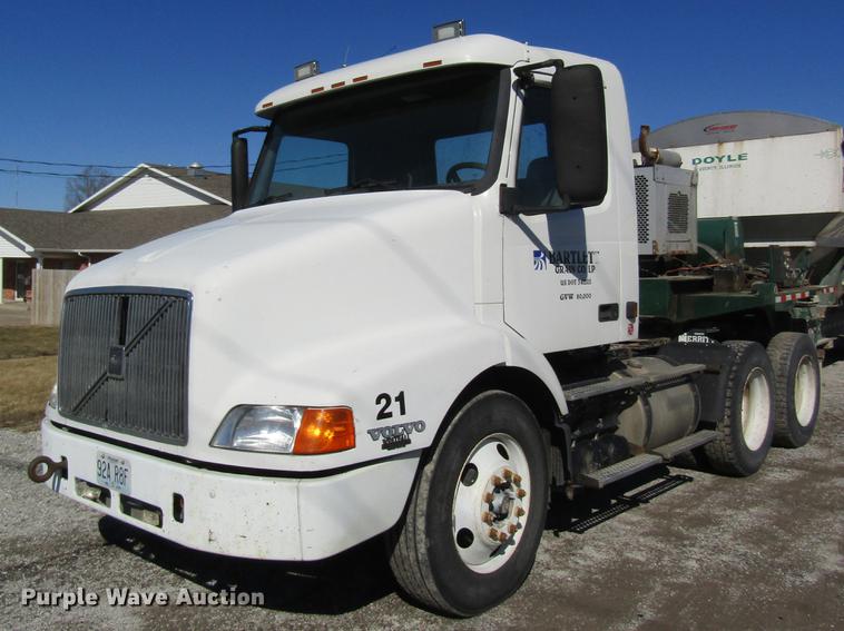 image for item DB5961 2001 Volvo VNM semi truck