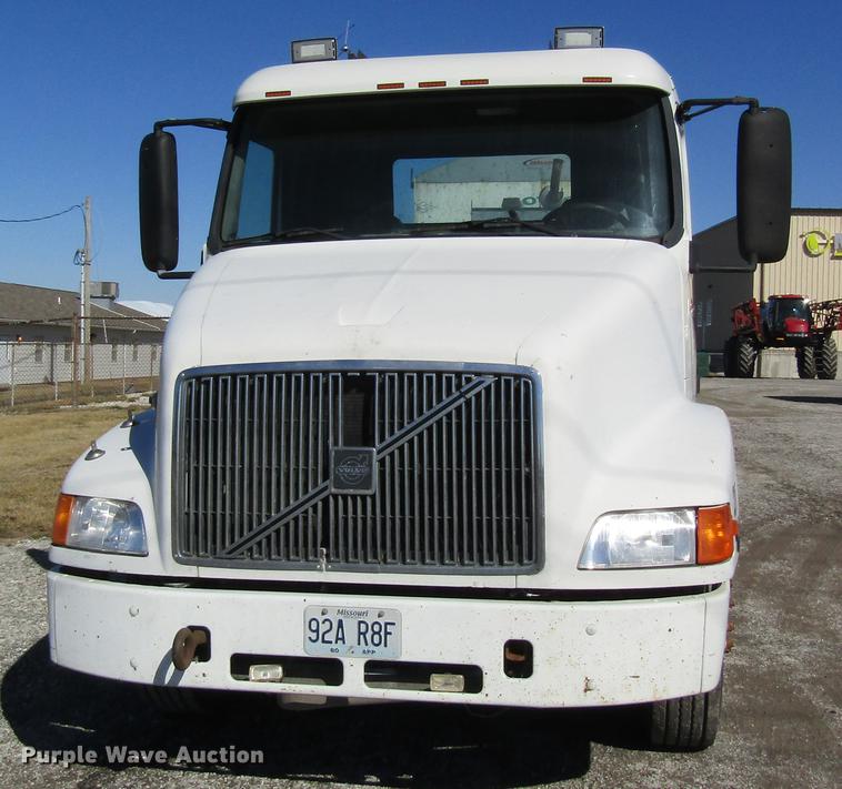 image for item DB5961 2001 Volvo VNM semi truck