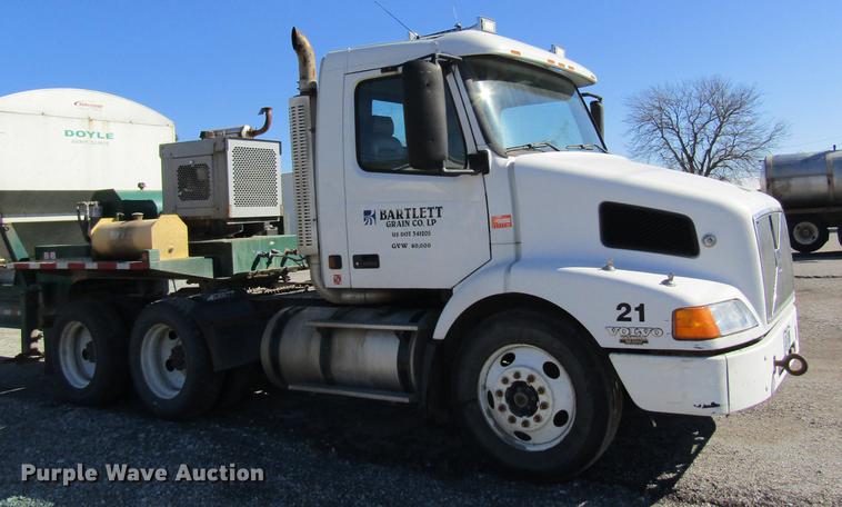 image for item DB5961 2001 Volvo VNM semi truck