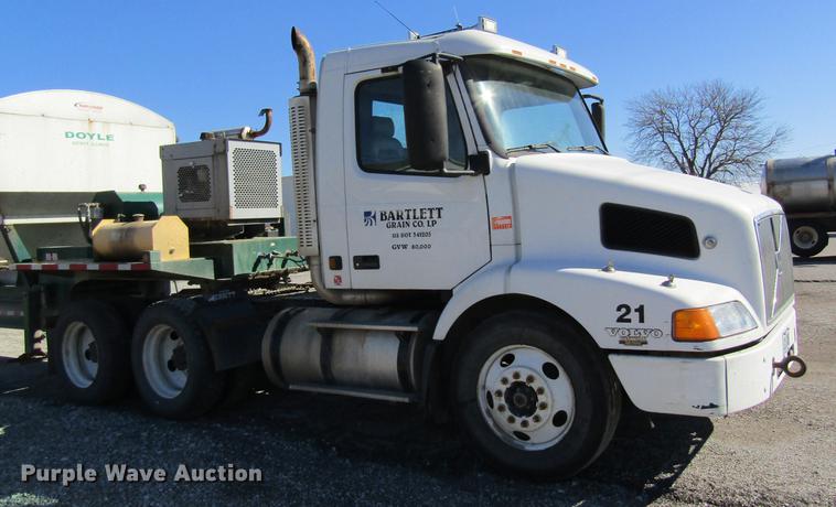 image for item DB5961 2001 Volvo VNM semi truck