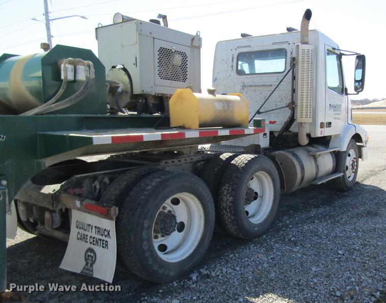 image for item DB5961 2001 Volvo VNM semi truck