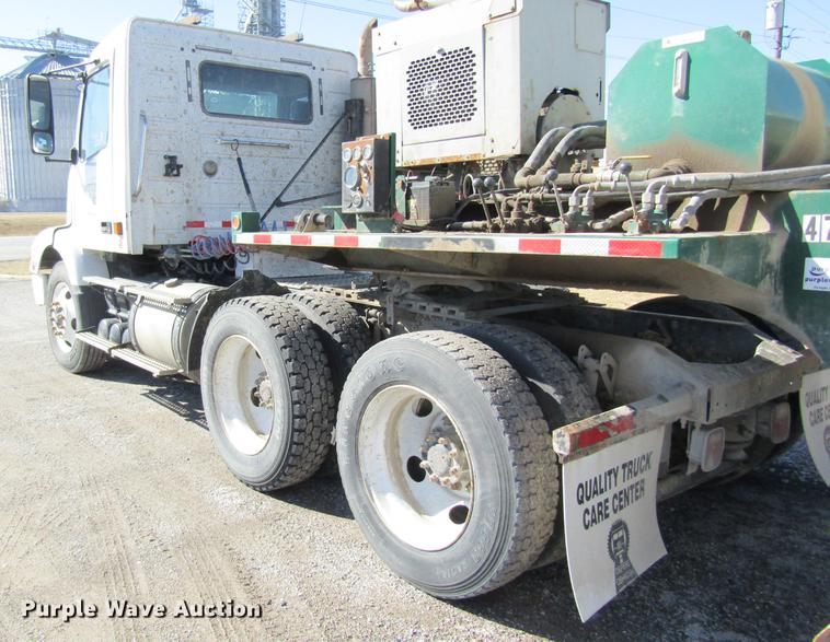 image for item DB5961 2001 Volvo VNM semi truck