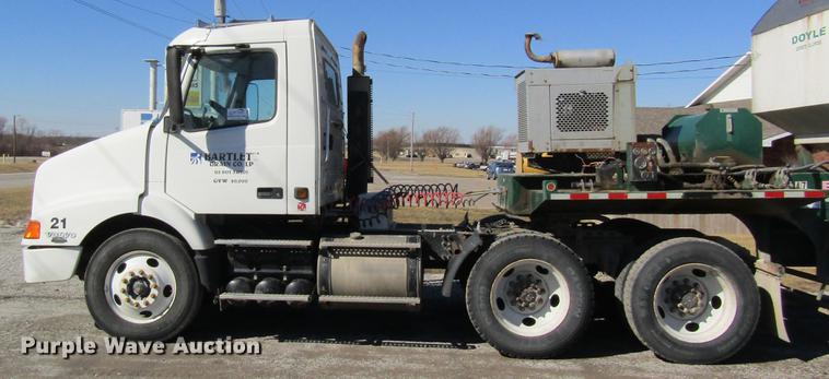 image for item DB5961 2001 Volvo VNM semi truck