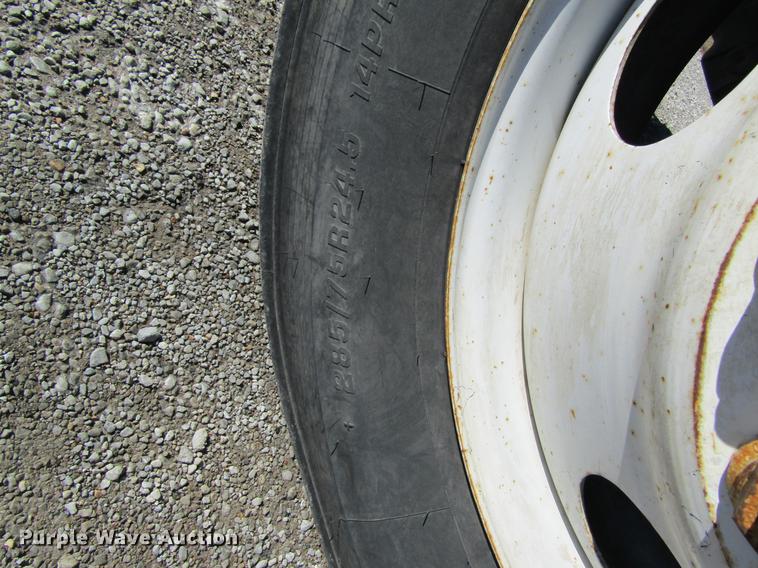 image for item DB5961 2001 Volvo VNM semi truck