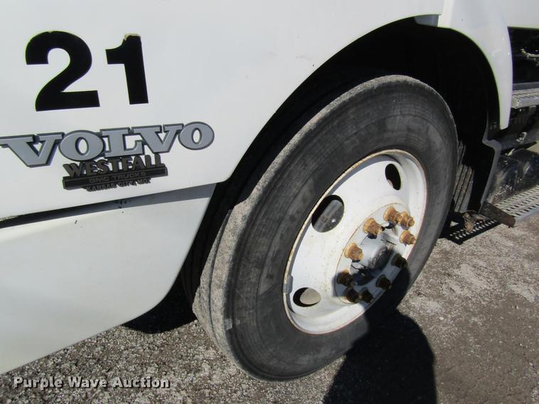 image for item DB5961 2001 Volvo VNM semi truck