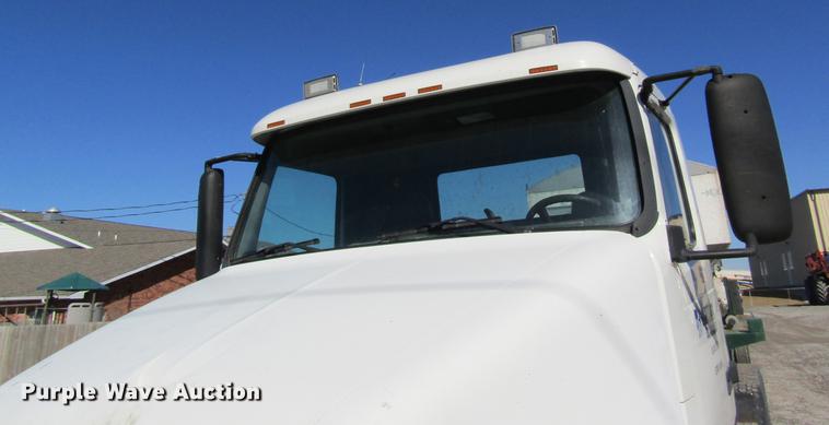 image for item DB5961 2001 Volvo VNM semi truck
