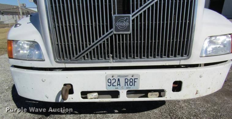 image for item DB5961 2001 Volvo VNM semi truck