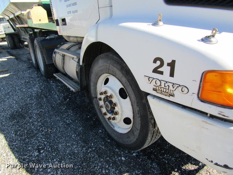 image for item DB5961 2001 Volvo VNM semi truck